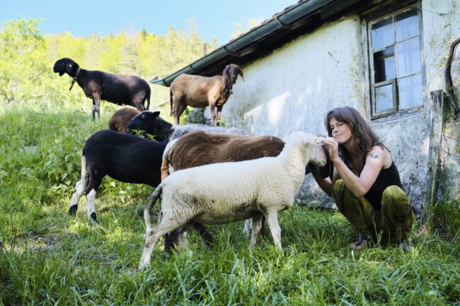 Jasmin Blaser mit schafen