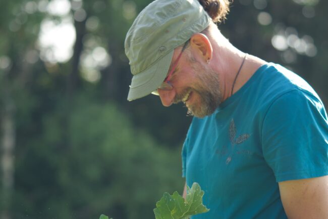 Benjamin Zimber auf Feld mit Pflanze