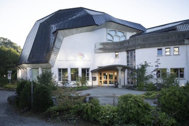 Grosser organischer Bau Schule