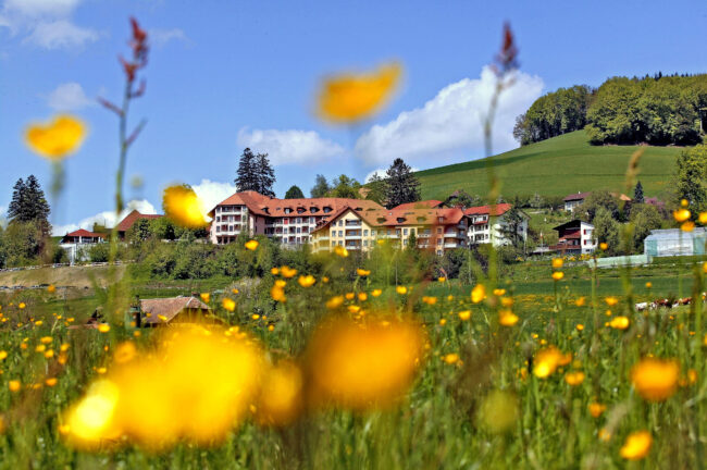 Gebäude Rüttihubelband in Landschaft