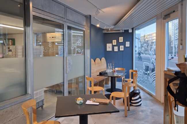 Bistro mit Holzstühlen und blauer Wand