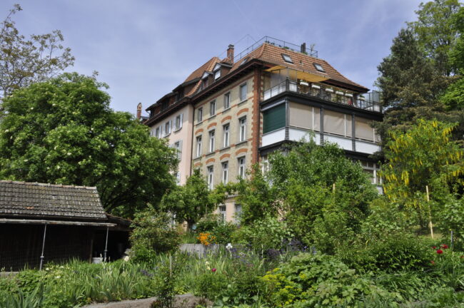 Grosses Haus in Parklandschaft