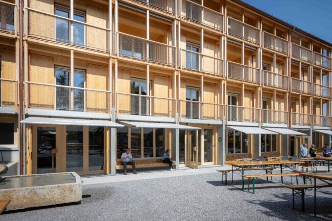 Neubau Hof Breitlen mit Holzfront