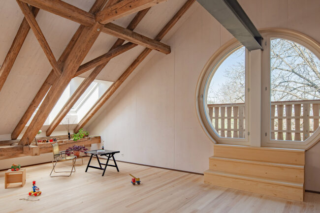 Ausgebauter Raum aus Holz im Dachstock
